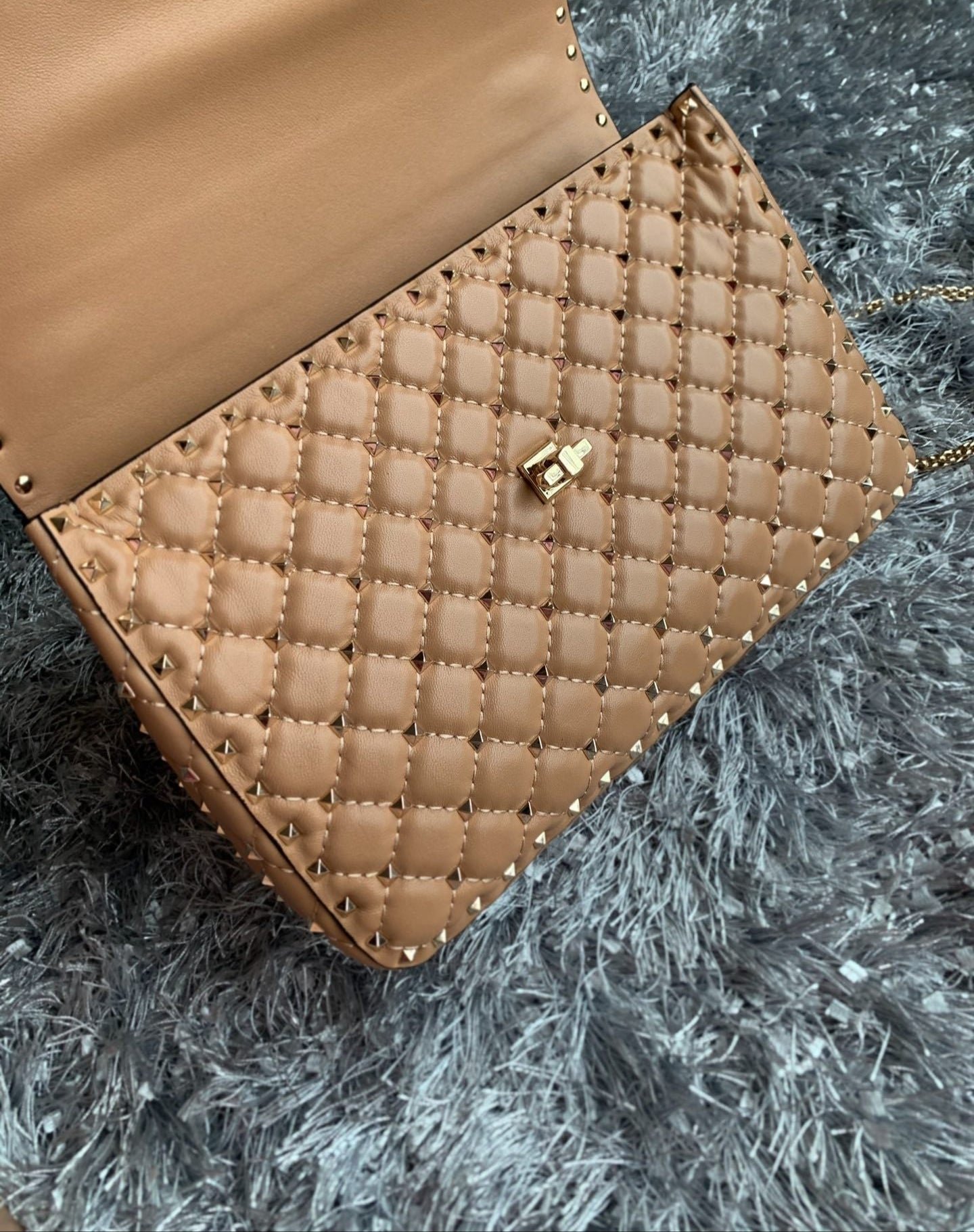 Bolso Valentino Garavani Rockstud Spike Large – Soft Noisette - Image 5
