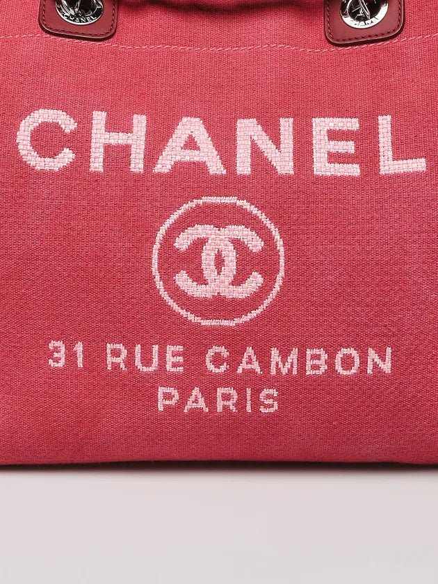 CHANEL Deauville Tote Bag Color Rojo | Elegante y Casual - Image 4