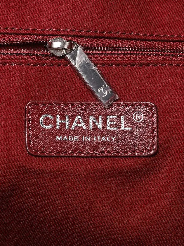 CHANEL Deauville Tote Bag Color Rojo | Elegante y Casual - Image 6