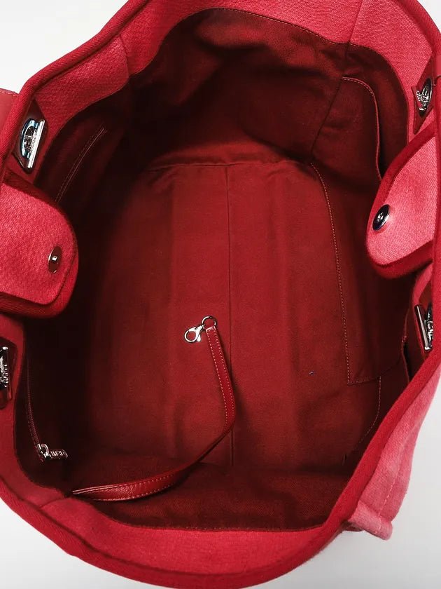 CHANEL Deauville Tote Bag Color Rojo | Elegante y Casual - Image 2