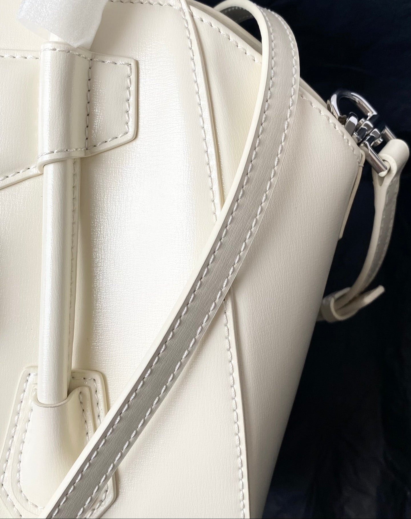 Mini Antigona Lock Bag – Geometría Sofisticada en Cuero - Image 8