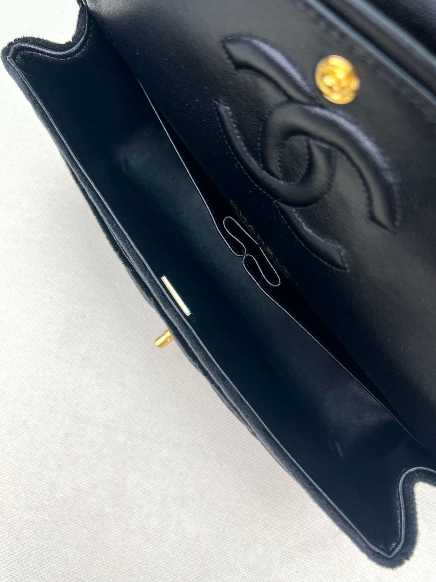 Chanel Flap Bag Aterciopelada 25cm – Cuero Importado, Hecha a Mano - Image 8