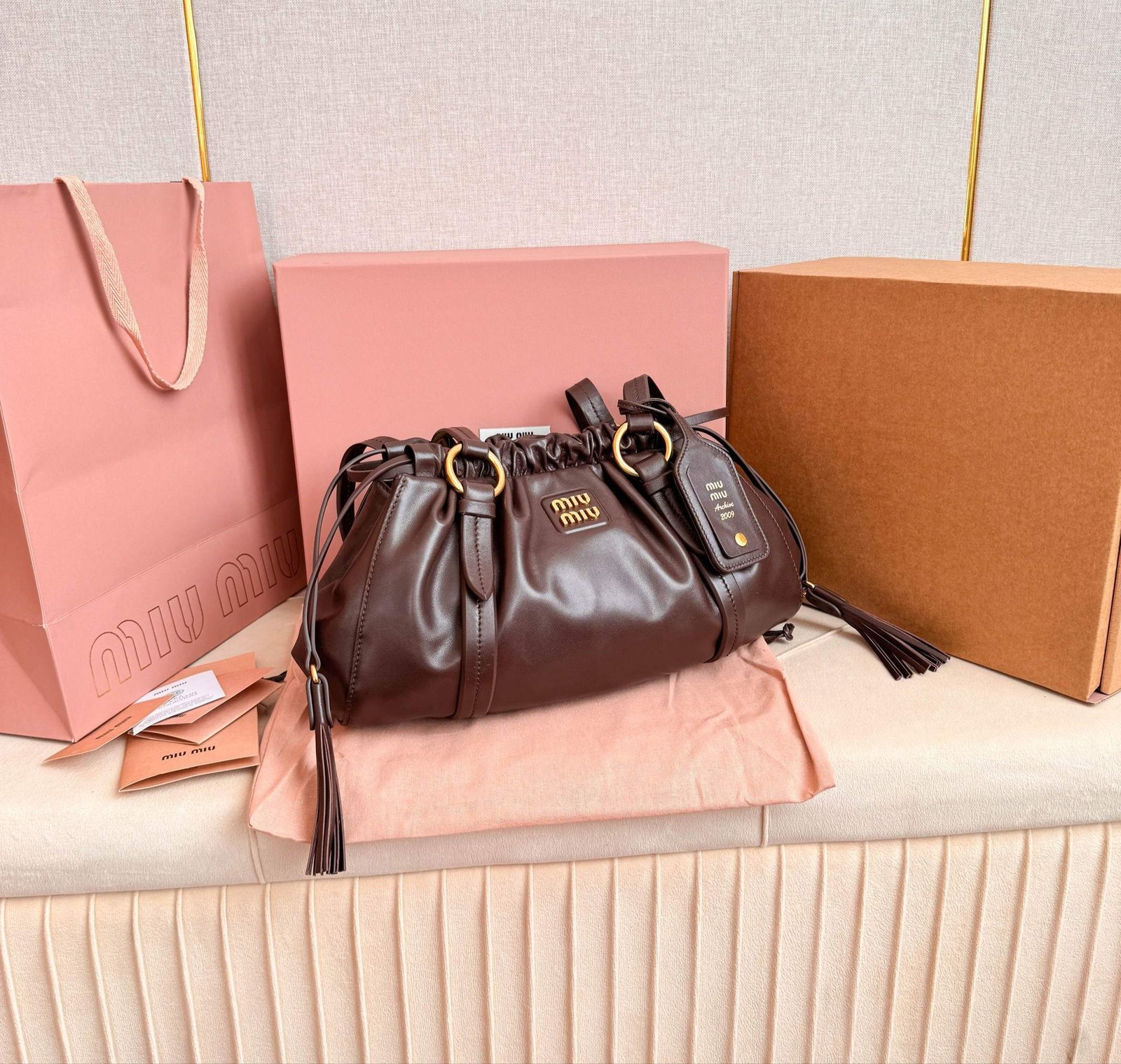 Bolso Miu Miu Joy de Cuero Marrón – Con Correa y Herrajes Dorados - Image 3