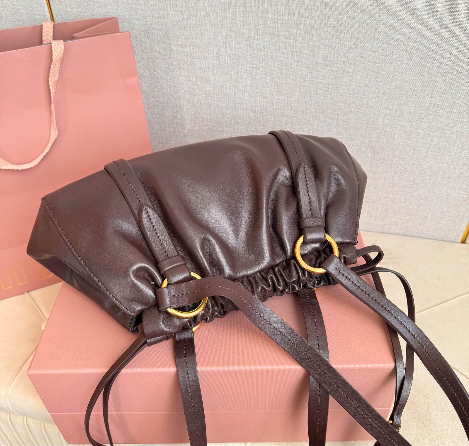 Bolso Miu Miu Joy de Cuero Marrón – Con Correa y Herrajes Dorados - Image 8