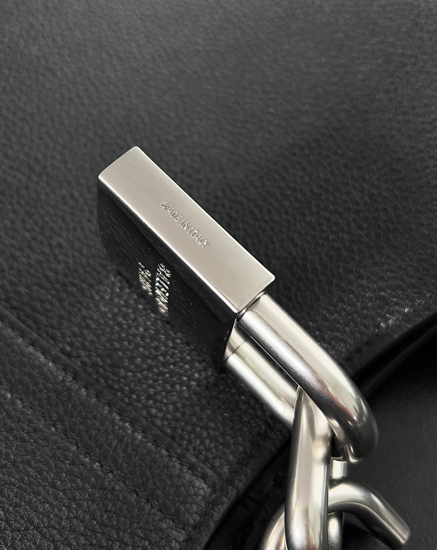 Balenciaga Crush Hobo Bag Negra con Candado – Minimalismo de Alta Costura - Image 8
