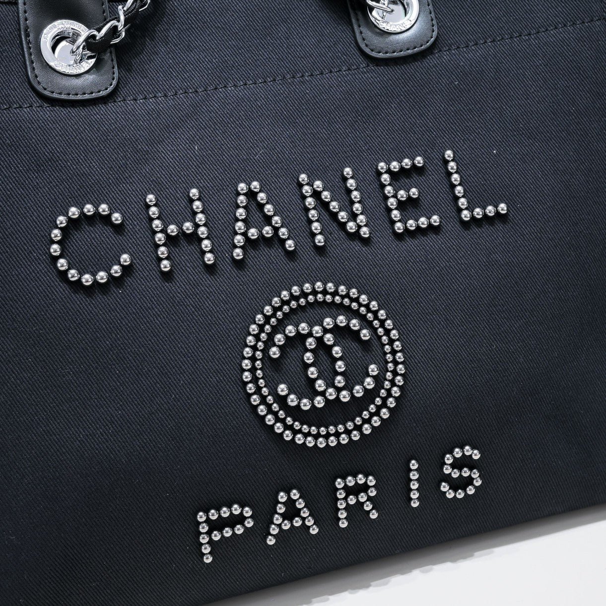 CHANEL Deauville Tote Bag with Pearls color Negro | Delicada y Sofisticada - Image 4