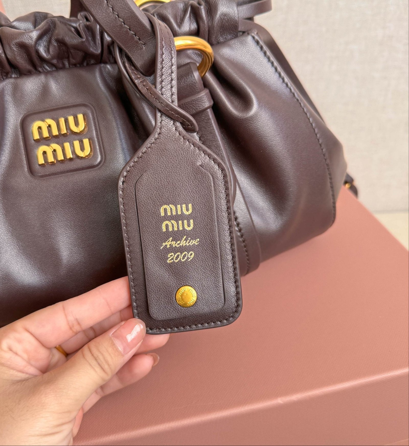 Bolso Miu Miu Joy de Cuero Marrón – Con Correa y Herrajes Dorados - Image 2
