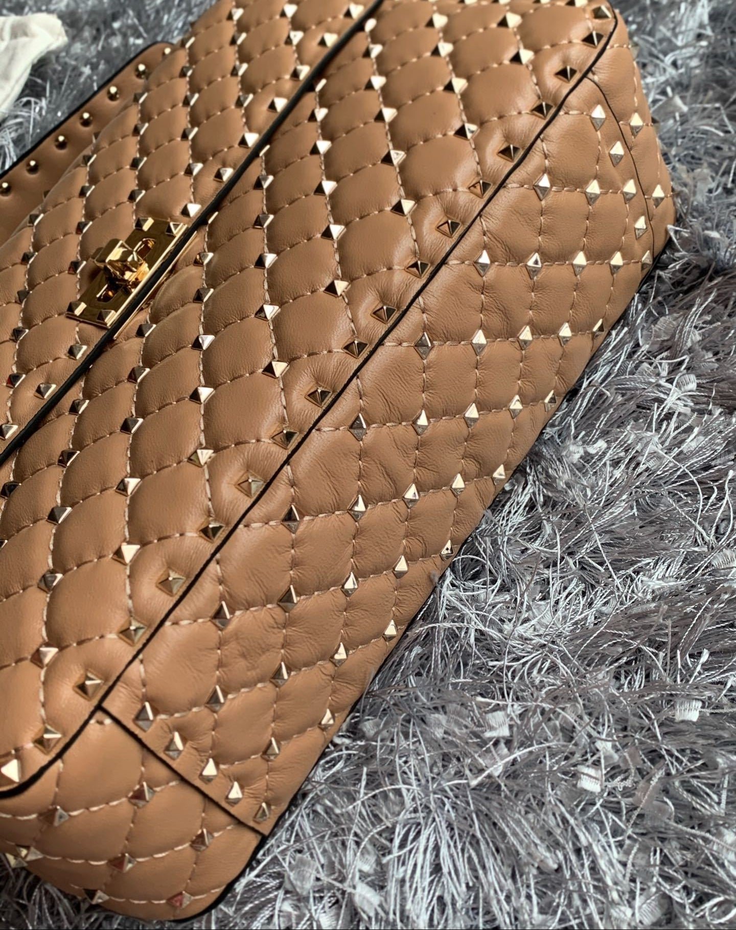 Bolso Valentino Garavani Rockstud Spike Large – Soft Noisette - Image 4