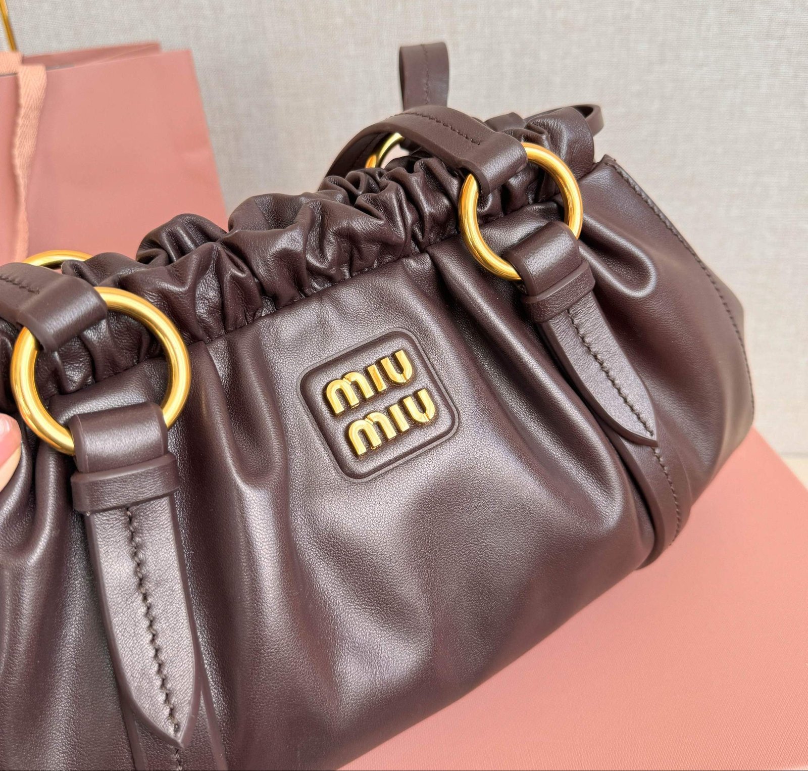 Bolso Miu Miu Joy de Cuero Marrón – Con Correa y Herrajes Dorados - Image 7