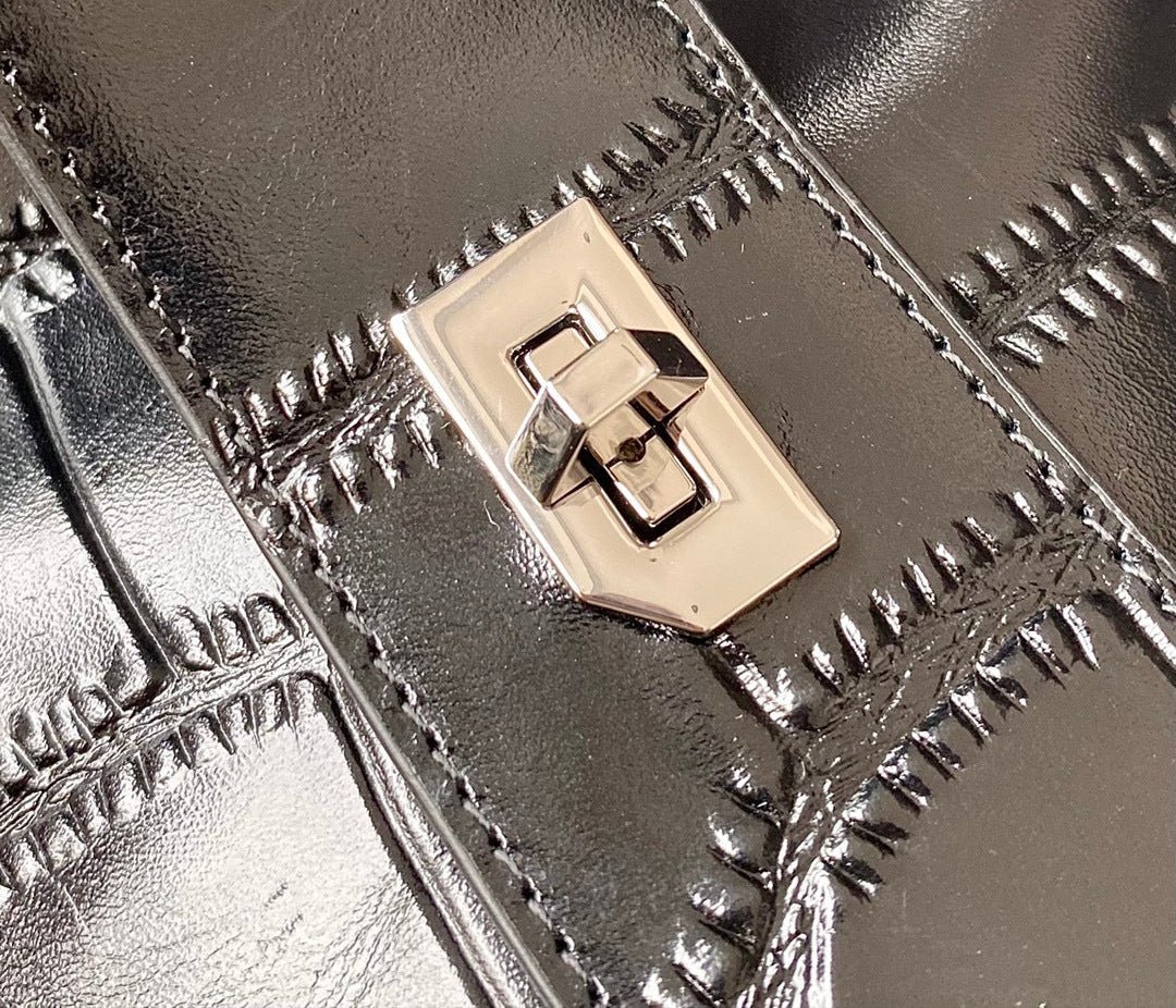 Bolso Givenchy Antigona Lock Soft – Edición de Alta Costura en Cuero de Becerro - Image 5