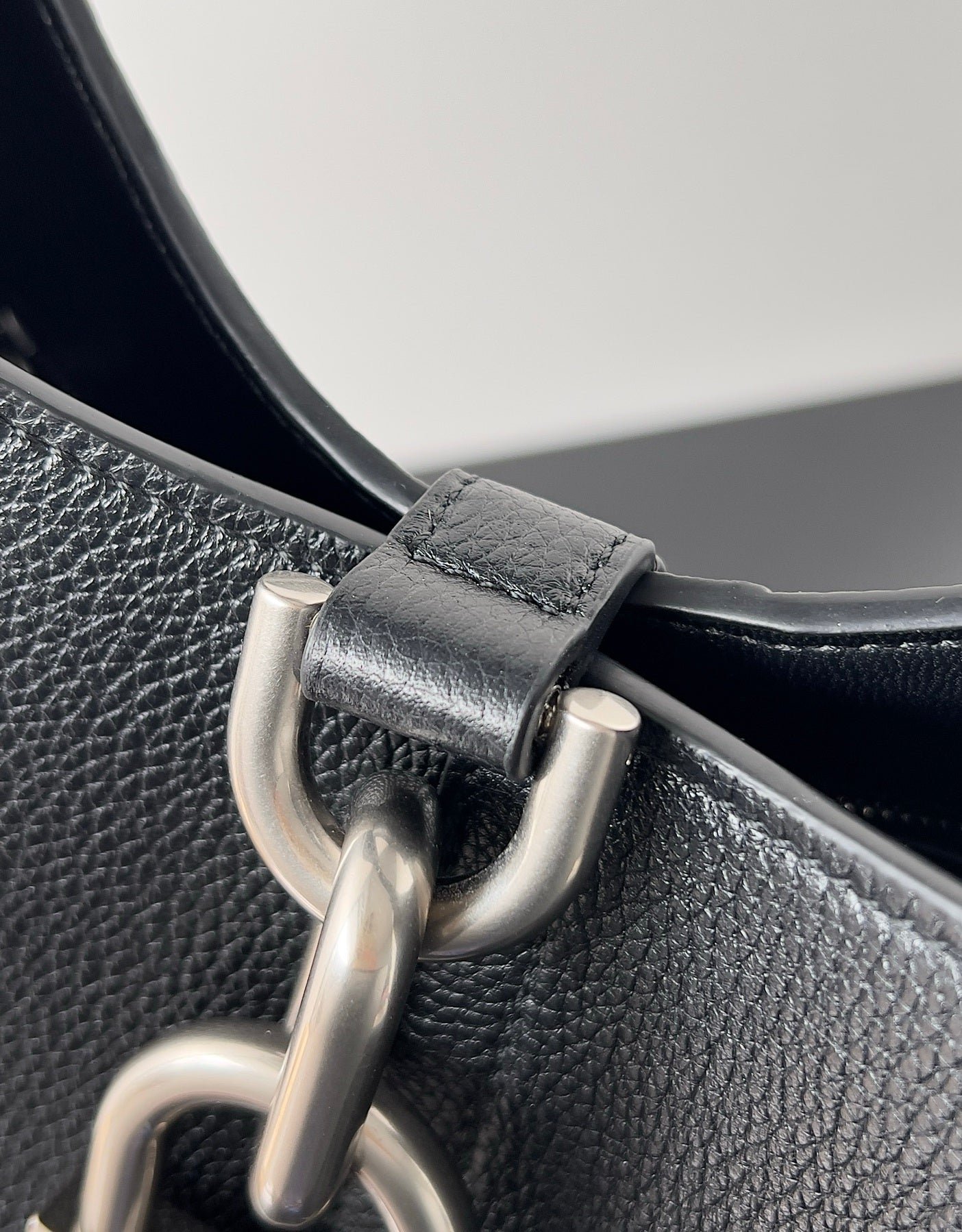 Balenciaga Crush Hobo Bag Negra con Candado – Minimalismo de Alta Costura - Image 10