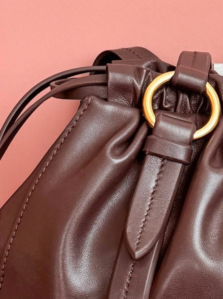 Bolso Miu Miu Joy de Cuero Marrón – Con Correa y Herrajes Dorados - Image 6