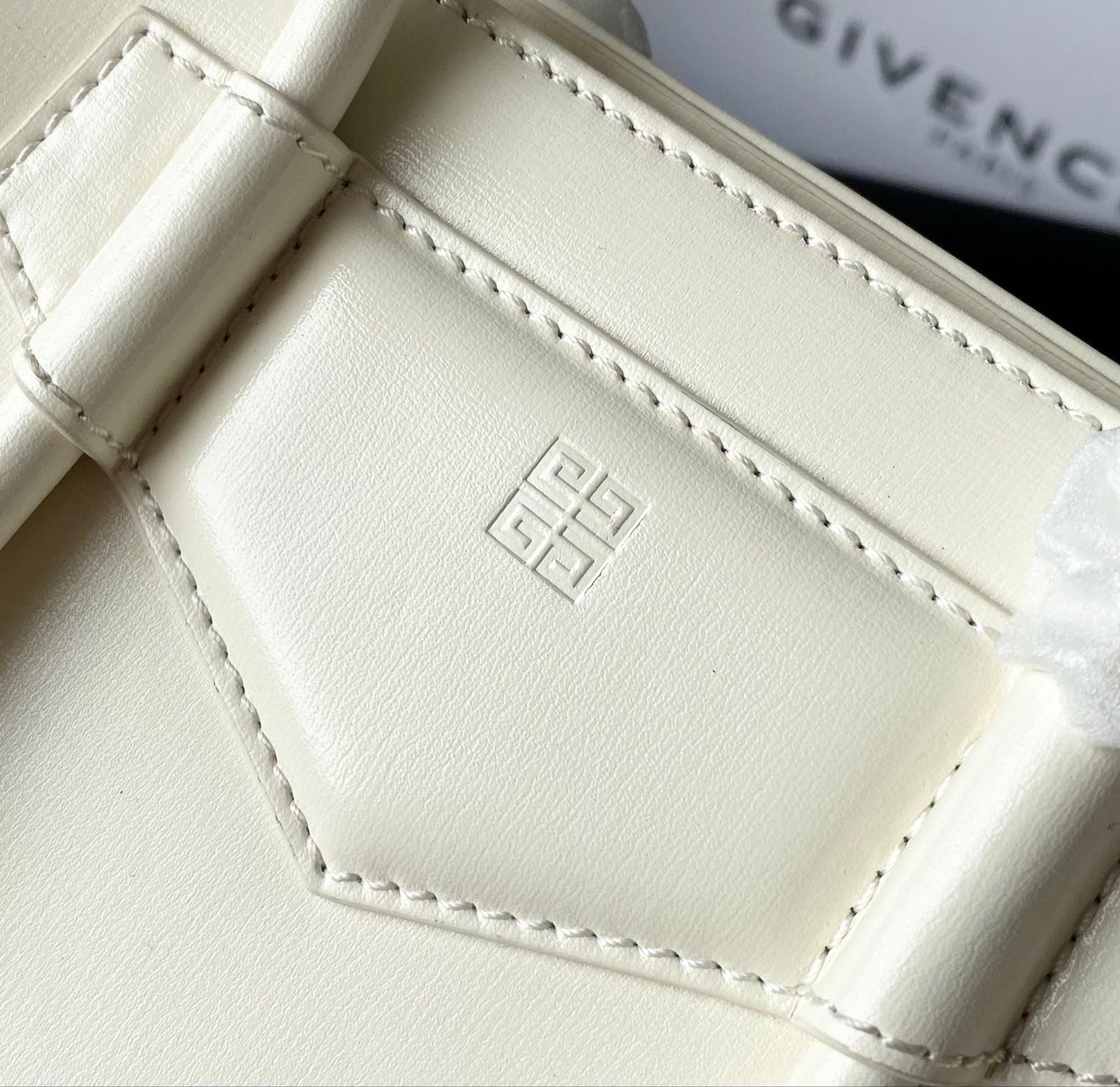 Mini Antigona Lock Bag – Geometría Sofisticada en Cuero - Image 6