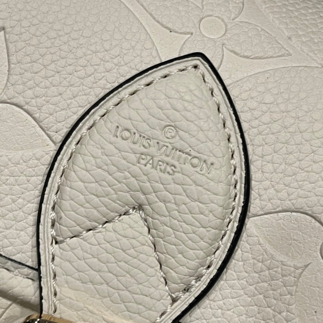 Louis Vuitton Diane Bag en Monogram Empreinte – Elegancia Versátil con Estilo Deportivo-Chic - Image 2