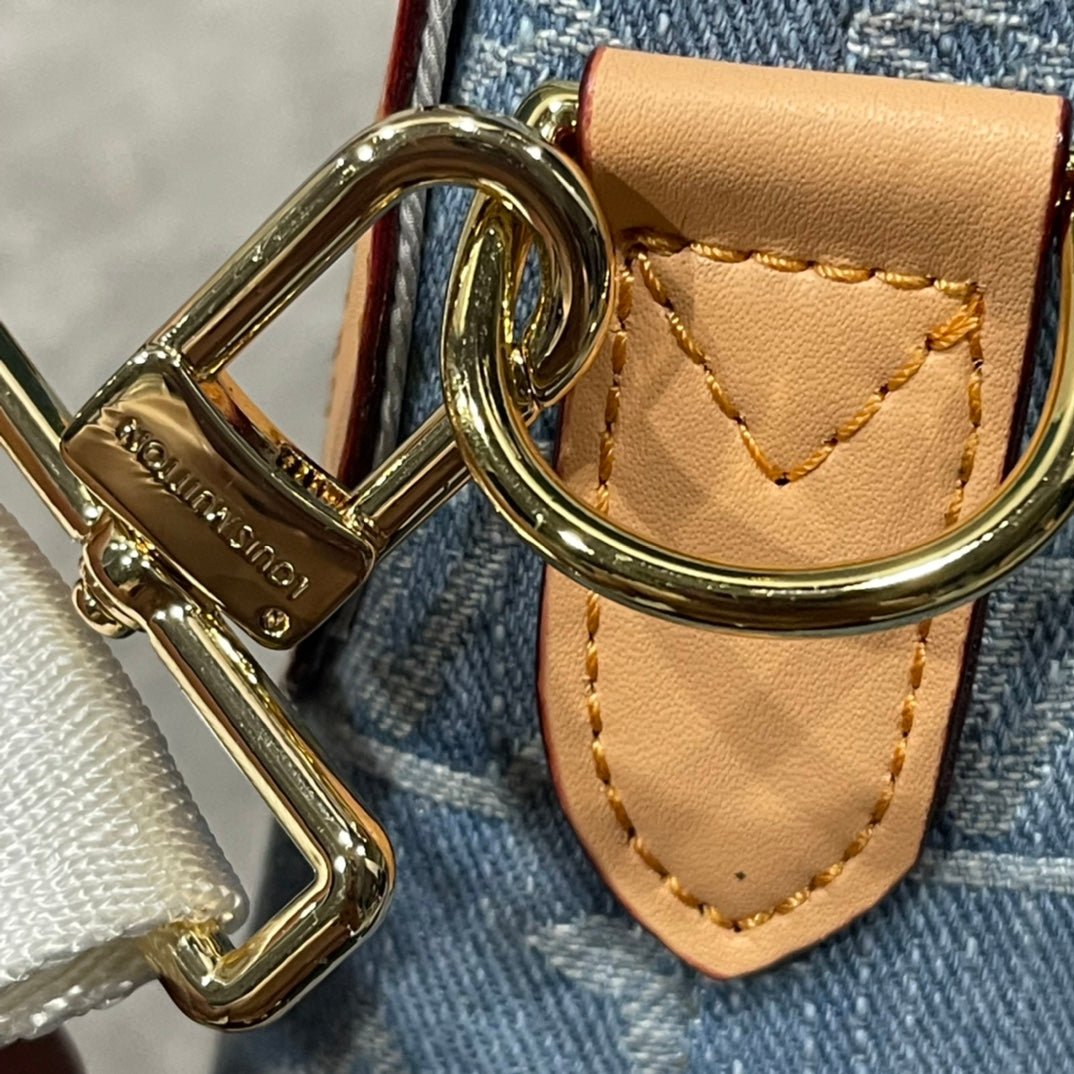 Louis Vuitton Saumur Messenger Bag en Denim Monogram Azul – Estilo Retro con Toque Moderno - Image 3