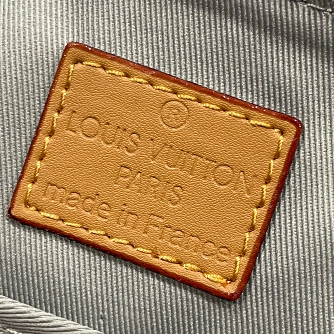 Louis Vuitton Saumur Messenger Bag en Denim Monogram Azul – Estilo Retro con Toque Moderno - Image 4