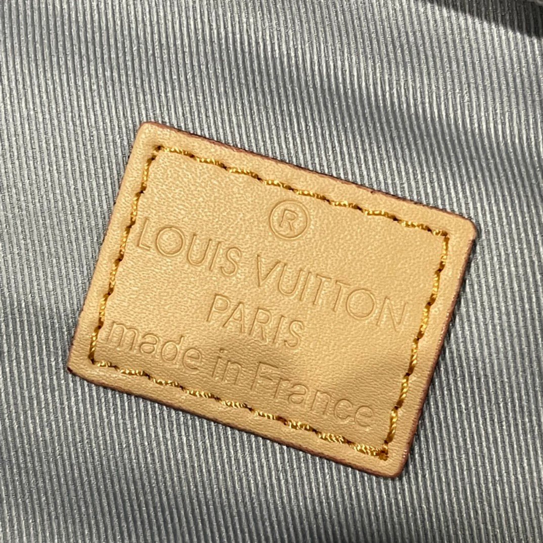 Louis Vuitton Alpha Wearable Wallet en Denim Monogram – Diseño 2 en 1 con Estilo Vintage Urbano - Image 6