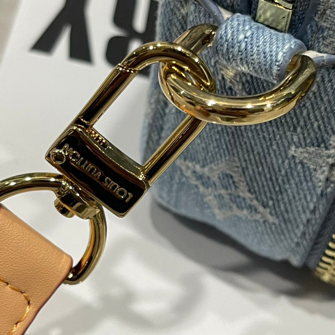 Louis Vuitton Alpha Wearable Wallet en Denim Monogram – Diseño 2 en 1 con Estilo Vintage Urbano - Image 4
