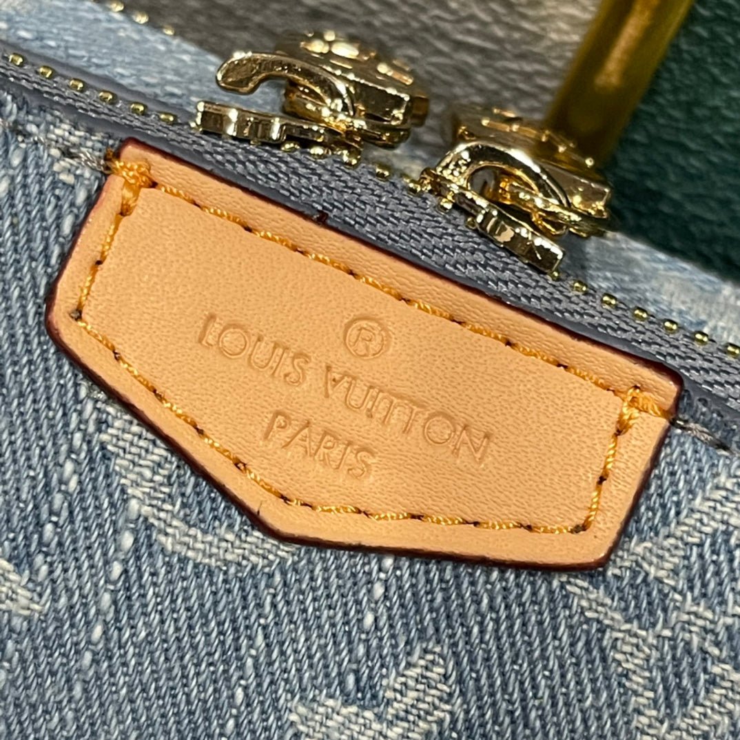 Louis Vuitton Alpha Wearable Wallet en Denim Monogram – Diseño 2 en 1 con Estilo Vintage Urbano - Image 3