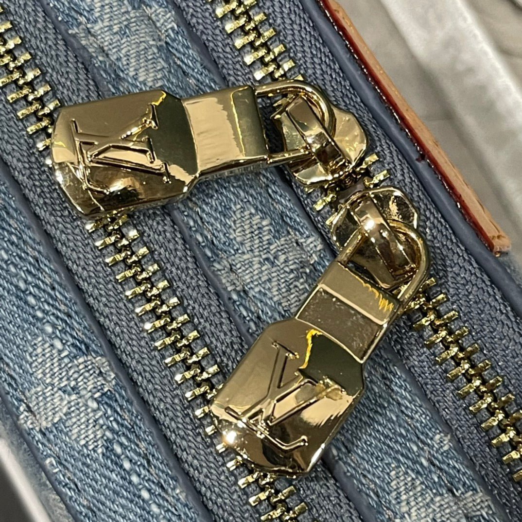 Louis Vuitton Alpha Wearable Wallet en Denim Monogram – Diseño 2 en 1 con Estilo Vintage Urbano - Image 2